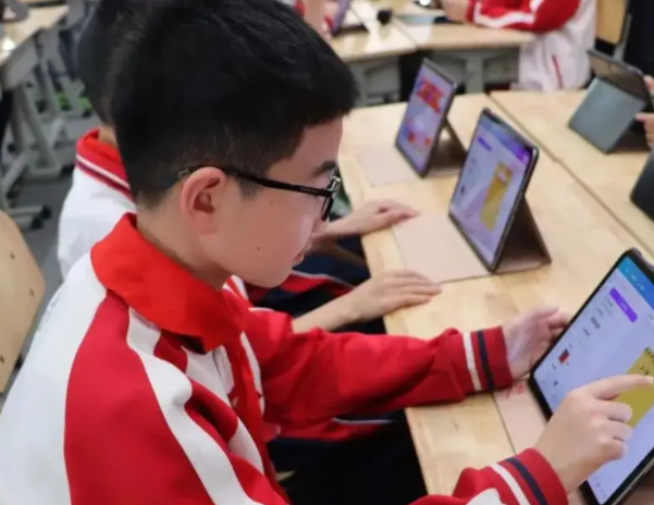 作为教育的辅助东西但绝不应该替代教师在教育中的中心位置 作为教育的辅助东西但绝不应该替代教师在教育中的中心位置