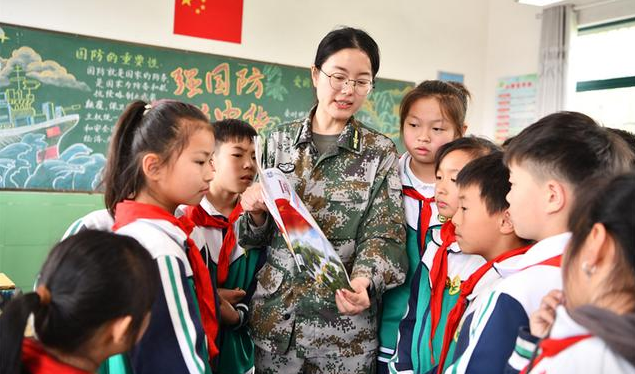 装甲突击车慢慢驶入操场瞬间点着全场气氛同学们分批登车体会