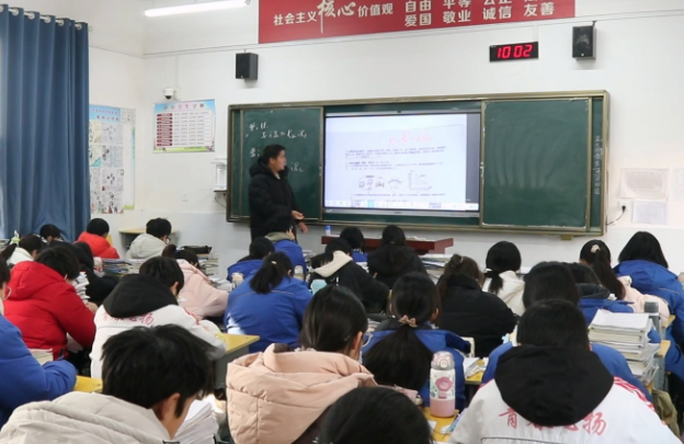 专业成长的环境让教师可以在县中这个岗位上更好发挥他的聪明